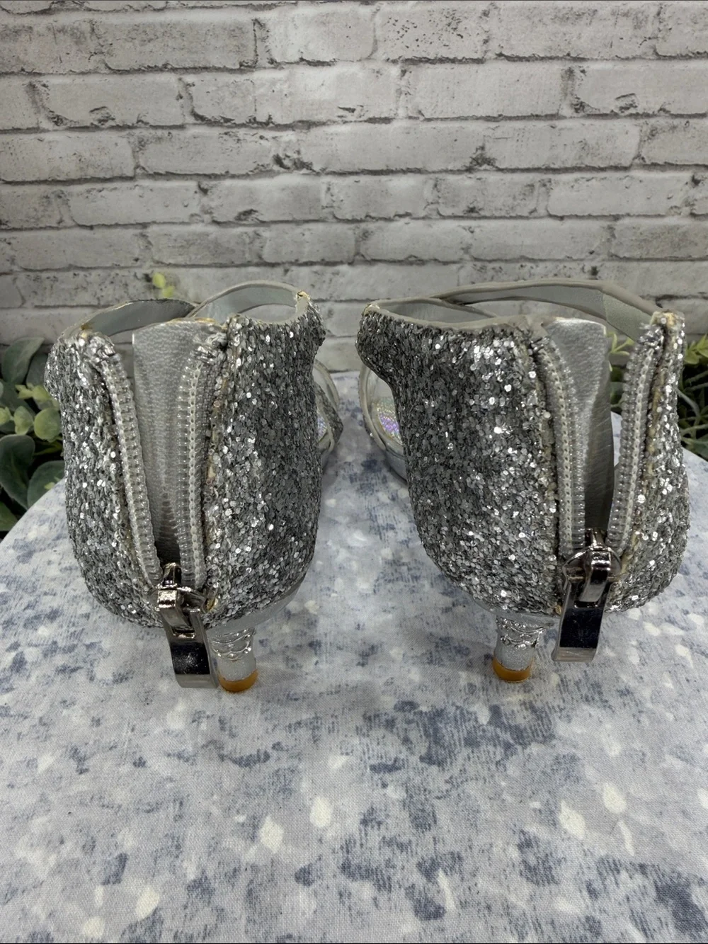 SILVER SLIPPER “Chloe” Silver Glitter Open-Toe Strappy Fashion Heels Girls 4M